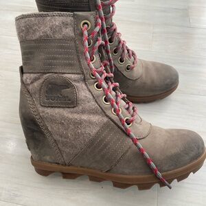 Sorel Women's Grey Lace-Up Boots